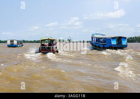 Trafic de bateaux à moteur de passagers pour le divertissement touristique dans le delta du Mékong, au sud du Vietnam Banque D'Images