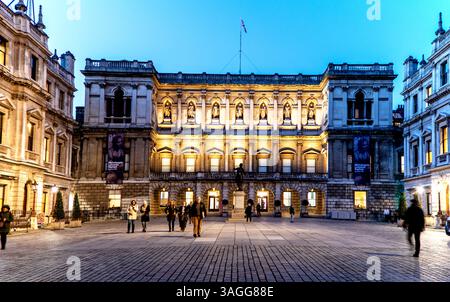 La Royal Academy of Arts à Piccadilly à la nuit Londres Royaume-Uni Banque D'Images
