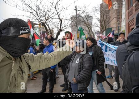NYC, NY, États-Unis. 7 avril 2025. NOTE DE LA RÉDACTION : L'image contient du blasphème. Un manifestant donne le doigt à un contre-manifestant israélien lors de la manifestation "grève mondiale pour Gaza". (Crédit image : © Derek French/SOPA images via ZUMA Press Wire) USAGE ÉDITORIAL SEULEMENT ! Non destiné à UN USAGE commercial ! Banque D'Images