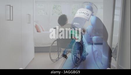 Image de médecin en gants chirurgicaux préparant la vaccination avec une patiente à l'hôpital Banque D'Images