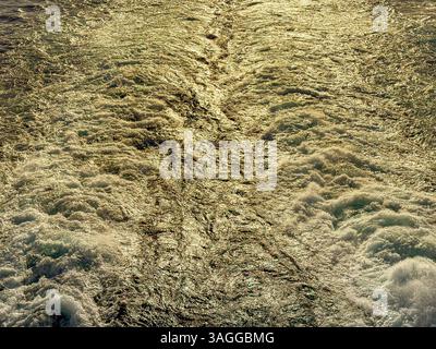 Paysage marin du sillage d'un bateau de croisière au coucher du soleil. Arrière-plans. Concept de vacances de croisière. Personne. Banque D'Images