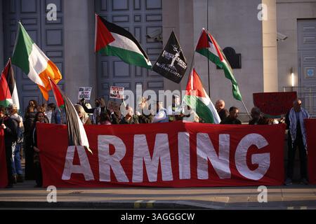 8 avril 2025, Whitehall, Londres, Royaume-Uni le groupe de protestation cible le ministère de la Défense le groupe de protestation les jeunes réclament des manifestations devant le siège social du ministère de la Défense à Westminster. Sous la bannière "fermez-le pour la Palestine", le groupe appelle le gouvernement à mettre fin à son soutien militaire à Israël. Crédit photo : Roland Ravenhill/Alamy Banque D'Images