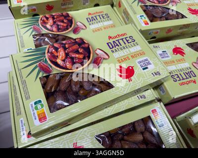 Découvrir la richesse sucrée des dattes biologiques dans des emballages vibrants sur un marché local en automne Banque D'Images