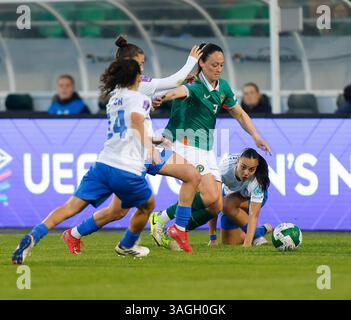 8 avril 2025 ; stade de Tallaght, Dublin, Irlande : Ligue des Nations femmes International de football, République d'Irlande contre Grèce ; Megan Campbell d'Irlande sous pression Banque D'Images
