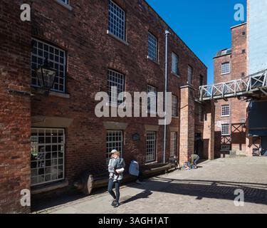 Quarry Bank Mill (également connu sous le nom de Styal Mill) à Styal, Cheshire, en Angleterre, est l'une des usines textiles les mieux conservées de la révolution industrielle. Banque D'Images