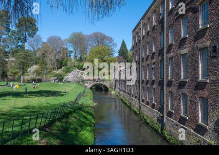 Quarry Bank Mill (également connu sous le nom de Styal Mill) à Styal, Cheshire, en Angleterre, est l'une des usines textiles les mieux conservées de la révolution industrielle. Banque D'Images