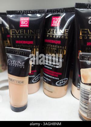 Bobruisk, Biélorussie - 21 mars 2025 : étagère de magasin très éclairée avec divers tubes de fondation, mettant en valeur différentes textures et nuances. Banque D'Images