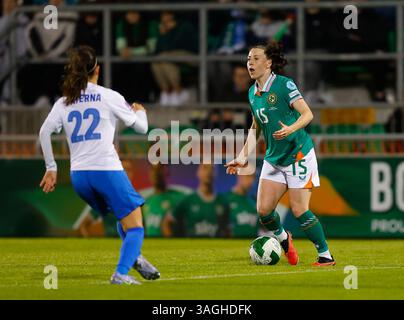 8 avril 2025 ; stade de Tallaght, Dublin, Irlande : Ligue des Nations femmes International de football, République d'Irlande contre Grèce ; Lucy Quinn d'Irlande est appelée hors-jeu Banque D'Images