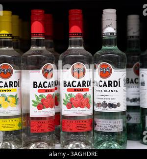 Une exposition vibrante de rhums aromatisés Bacardi présentant diverses saveurs et un design élégant, parfait pour les cocktails et les fêtes. - FRANCFORT, ALLEMAGNE - Banque D'Images