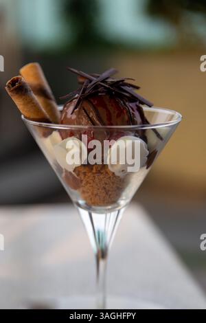 Une cuillère de Sundae au chocolat pour le dessert Banque D'Images