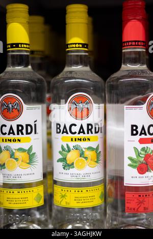 Une exposition vibrante de rhums aromatisés Bacardi présentant diverses saveurs et un design élégant, parfait pour les cocktails et les fêtes. - FRANCFORT, ALLEMAGNE - Banque D'Images