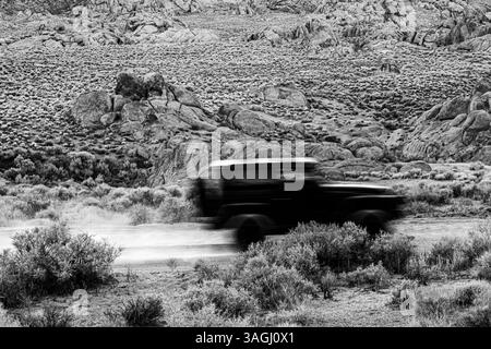 Un véhicule hors route roule sur un chemin de terre à travers les collines de l'Alabama pour explorer le terrain accidenté. Banque D'Images