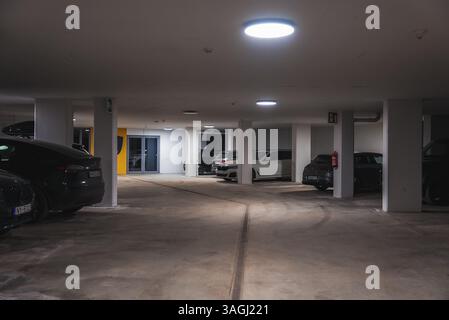 Garage souterrain moderne avec voitures et section mur jaune Banque D'Images