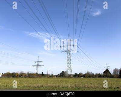 Lignes électriques aériennes lignes électriques lignes électriques à haute tension lignes électriques à haute tension lignes électriques aériennes sur le poteau de service aérien poteau de service à haute tension poteau de support Banque D'Images