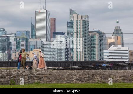 TORONTO, ont, CANADA- 27 MAI 2017 : les membres du personnel se déguisent en costumes dans le lieu historique national de Fort York avec la ville en arrière-plan. Banque D'Images