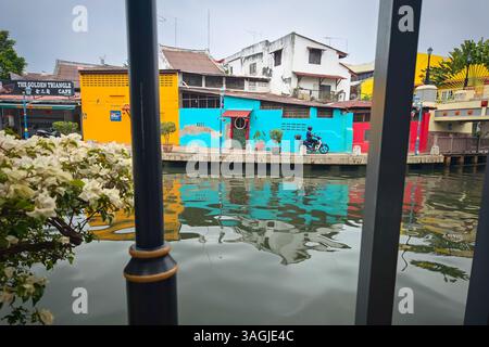 Melaka, Malaisie - 25 mars 2025 : Street art sur les bâtiments le long de la rivière Melaka. Melaka est une ville historique et classée au patrimoine de l'UNESCO. Banque D'Images