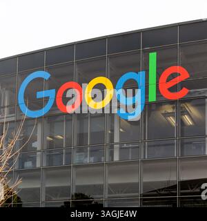 Mountain View, Californie, États-Unis - 30 mars 2018 : signe Google sur le bâtiment du siège social de Google dans la Silicon Valley . Banque D'Images