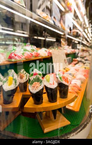 Modèles en plastique de sushis et de sashimis dans un magasin de Kappabashi Kitchen Street, Matsugaya, Taito City, Tokyo, Japon Banque D'Images