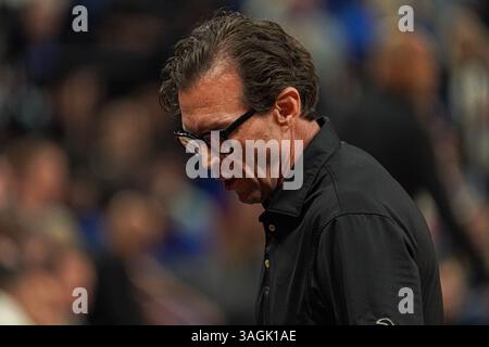 Orlando, Floride, États-Unis, 8 avril 2025, Quin Snyder, entraîneur-chef des Atlanta Hawks, au Kia Center. (Crédit photo : Marty Jean-Louis/Alamy Live News Banque D'Images