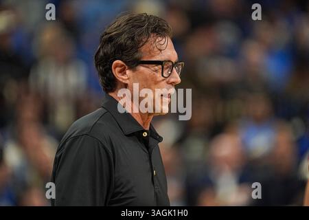Orlando, Floride, États-Unis, 8 avril 2025, Quin Snyder, entraîneur-chef des Atlanta Hawks, au Kia Center. (Crédit photo : Marty Jean-Louis/Alamy Live News Banque D'Images