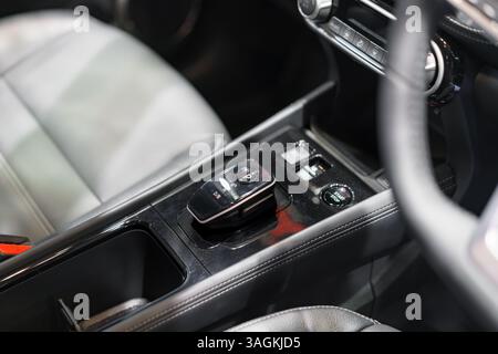 Console centrale élégante avec sélecteur de vitesse automatique, bouton marche-arrêt et commandes de climatisation, design convivial et commodité. Banque D'Images