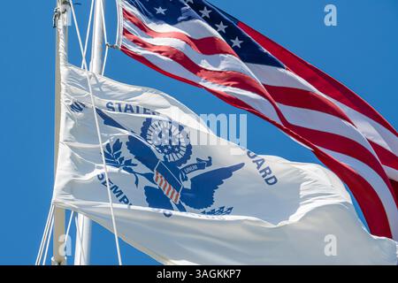 Drapeaux américains et américains des garde-côtes agitant au vent au Home Front Museum de la seconde Guerre mondiale sur l'île de Simons dans le sud-est de la Géorgie. (ÉTATS-UNIS) Banque D'Images