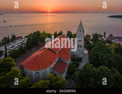 Primosten, Croatie - vue aérienne de l'église de George sur la péninsule de Primosten et la vieille ville par un après-midi d'été ensoleillé en Dalmatie, Croatie. Golden s Banque D'Images