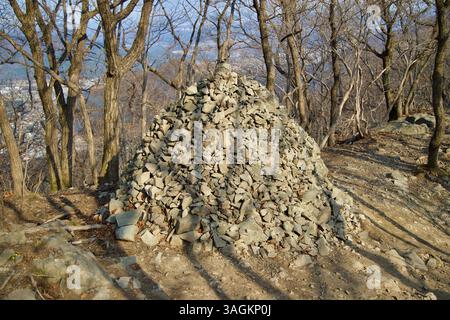 Ulsan City, Corée du Sud - 2 avril 2025 : un cairn en pierre soigneusement empilé se trouve à côté d'un sentier forestier sur Gajisan, un marqueur tranquille souvent construit par les randonneurs Banque D'Images