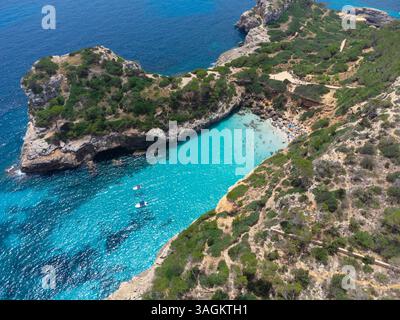 Vue aérienne à couper le souffle de Calo des Moro - eaux turquoise de Majorque Banque D'Images