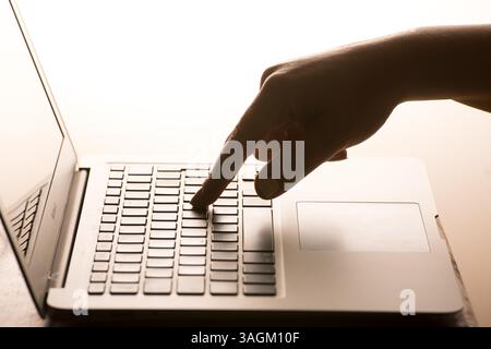 Photo de dossier datée du 04/03/17 d'une main de femme appuyant sur une touche d'un clavier d'ordinateur portable. Une augmentation des recherches de prêts hypothécaires par les nouveaux acheteurs - y compris les personnes dans les années 50 et 60 - a été enregistrée au cours des trois premiers mois de l'année. Les données proviennent de la plateforme Ignite de Legal & General Mortgage services, qui est utilisée par les courtiers pour obtenir des informations sur les produits. Date d'émission : mercredi 9 avril 2025. Banque D'Images