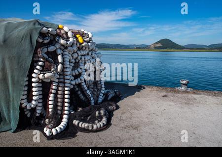Filets de pêche sur le quai du port de Santona en Cantabrie en Espagne au bord de la mer Banque D'Images