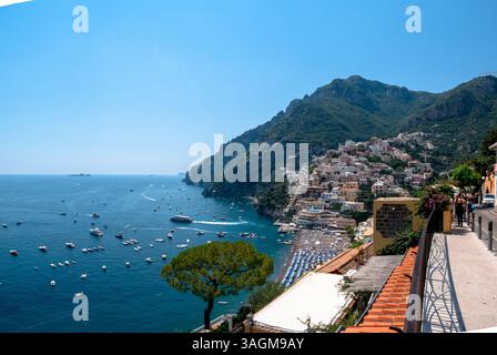 Large vue panoramique de Positano d'en haut avec des bateaux sur la mer Banque D'Images