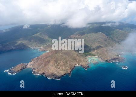Vue aérienne époustouflante de Hiva Oa dans les îles Marquises, Polynésie française, avec des côtes accidentées, des eaux turquoises, des falaises spectaculaires, et lush Banque D'Images