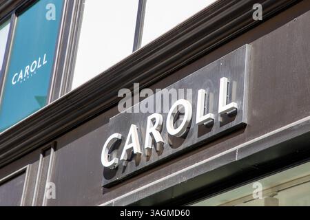 Bordeaux , France - 04 09 2025 : logo de panneau de vitrine caroll et texte de marque de magasin de vêtements magasin de mode façade pour femmes Banque D'Images