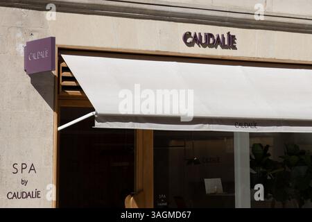 Bordeaux , France - 04 09 2025 : caudalie Storefront chaîne texte signe et logo marque sur façade boutique de cosmétiques en france Banque D'Images