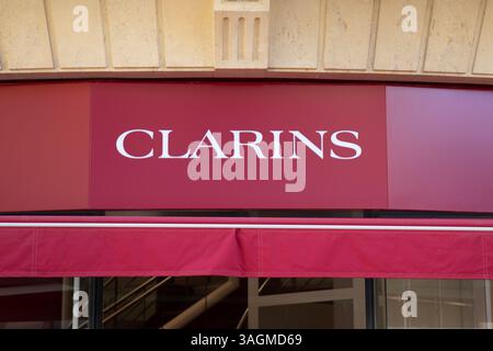 Bordeaux , France - 04 09 2025 : logo de la marque de magasin de beauté clarins Storefront et signe de texte sur le mur façade entrée magasin Banque D'Images