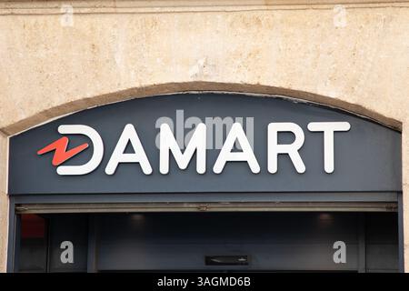 Bordeaux , France - 04 09 2025 : logo de magasin damart marque et signe texte sur façade murale magasin de mode ville rue Banque D'Images