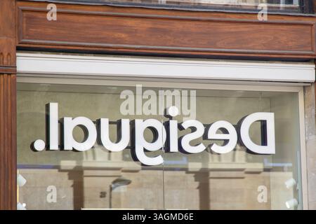 Bordeaux , France - 04 09 2025 : desigual enseigne texte et logo marque sur façade murale entrée sur vêtements de mode Banque D'Images