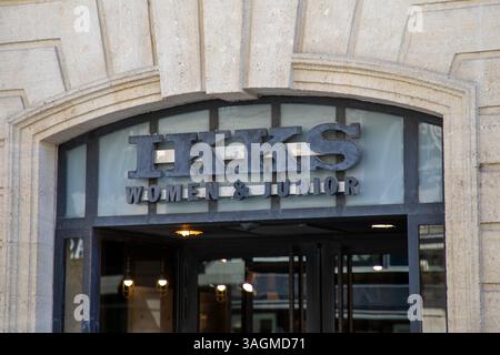 Bordeaux , France - 04 09 2025 : Ikks femme et junior Storefront marque texte façade magasin chaîne de signalétique et logo signe sur l'entrée murale du magasin Banque D'Images