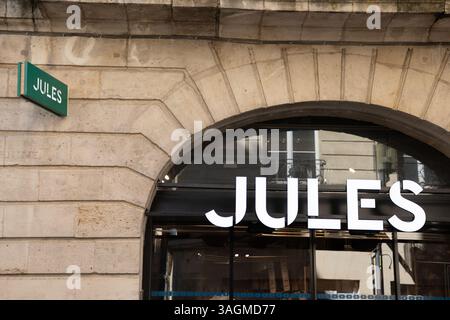 Bordeaux , France - 04 09 2025 : jules Storefront hommes signe texte magasin et logo boutique sur façade entrée boutique Banque D'Images