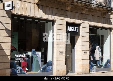 Bordeaux , France - 04 09 2025 : enseigne de magasin aigle texte et logo marque sur mur façade magasin chaussures françaises Eagle chaussures entrée magasin Banque D'Images
