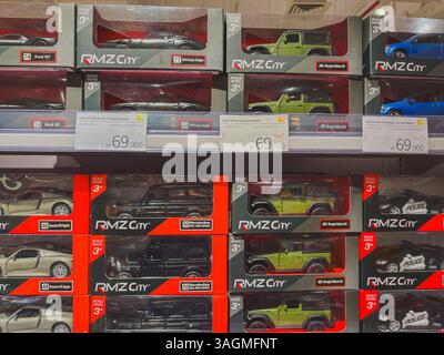 Balikpapan, Indonésie - 30 mars 2025. sélection de voitures jouets moulées sous pression, exposées sur des étagères avec des étiquettes de prix dans un magasin. Banque D'Images