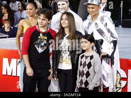 25 juillet 2012 - Los Angeles, Californie, États-Unis - TJ Jackson, le fils de 34 ans du frère aîné de Michael Jackson, Tito, a été nommé tuteur temporaire des trois enfants de l'icône pop après avoir entendu parler de l'absence de la mère de la pop star, Katherine Jackson, qui a été portée disparue au cours du week-end. PHOTO : Jan. 26, 2012 - Los Angeles, Californie, États-Unis - PRINCE JACKSON, BLANKET JACKSON et PARIS JACKSON à la cérémonie de la main et de l'empreinte de Michael Jackson au Grauman's Chinese Theatre. (Crédit image : © Sharkpixs/ZUMAPRESS.com) Banque D'Images