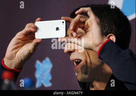 26 juillet 2012 - Londres, Angleterre, Royaume-Uni - MICHAEL PHELPS prend quelques photos alors que les nageurs de l'équipe des États-Unis ont répondu à des questions dans une salle de presse remplie au Centre aquatique. (Crédit image : © Brian Peterson/Minneapolis Star Tribune/MCT/ZUMAPRESS.com) Banque D'Images
