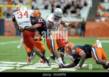 15 septembre 2012 - Syracuse, New York, U. S - Syracuse Orange Safety SHAMARKO THOMAS (21 ans) conclut Stony Brook Seawolves Running Back MARCUS COKER (34 ans) pour le tacle du troisième quart-temps au Carrier Dome à Syracuse, New York. Syracuse bat Stony Brook 28-17. (Crédit image : © Michael Johnson/ZUMAPRESS.com) Banque D'Images