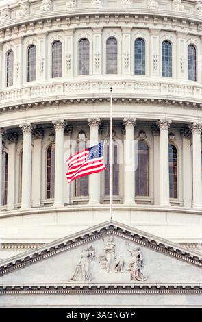24 juillet 1998 - le Capitole américain a baissé le drapeau en Berne après une fusillade qui a tué deux personnes le 24 juillet 1998 à Washington, DC. Deux officiers de police du Capitole américain ont été tués dans l'incident, une personne blessée et le seul tireur a été blessé et mis en détention. (Crédit image : © Richard Ellis/ZUMAPRESS.com) Banque D'Images