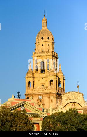 Haut clocher de la cathédrale catholique contre un ciel bleu. Banque D'Images