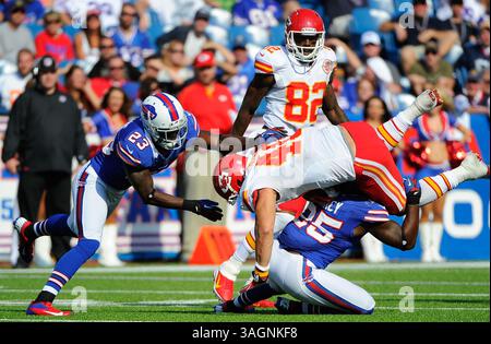 Le 16 septembre 2012 : Kansas City Chiefs Running back Peyton Hillis #40 est attaqué par la sécurité forte Da'Norris Searcy #25 et le cornerback Aaron Williams #23 au cours du troisième quart-temps au Ralph Wilson Stadium à Orchard Park, New York. (Crédit image : © Rich Barnes/Cal Sport Media/ZUMAPRESS.com) Banque D'Images
