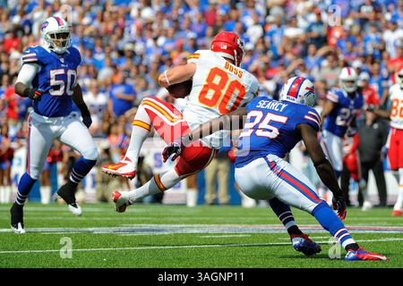 16 septembre 2012 : Kansas City Chiefs Tight End Kevin Boss #80 s'élève pour faire une prise devant les Buffalo Bills sécurité forte Da'Norris Searcy #25 au cours du deuxième quart-temps au Ralph Wilson Stadium à Orchard Park, New York. (Crédit image : © Rich Barnes/Cal Sport Media/ZUMAPRESS.com) Banque D'Images