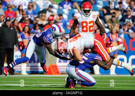 Le 16 septembre 2012 : Kansas City Chiefs Running back Peyton Hillis #40 est attaqué par la sécurité forte Da'Norris Searcy #25 et le cornerback Aaron Williams #23 au cours du quatrième quart-temps au Ralph Wilson Stadium à Orchard Park, New York. (Crédit image : © Rich Barnes/Cal Sport Media/ZUMAPRESS.com) Banque D'Images